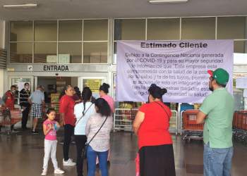 Supermercados evitan aglomeraciones; realizan filas afuera