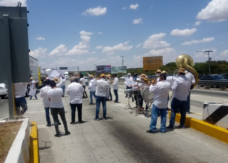 Músicos piden coperacha ante falta de empleo en la caseta Osiris-Aguascalientes