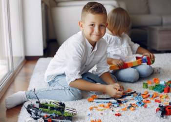 Niños jugando con lego en una sala de juegos Foto gratis