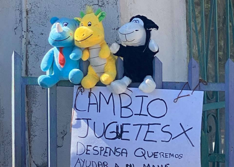 Niños ofrecen sus juguetes por despensa para ayudar a su mamá