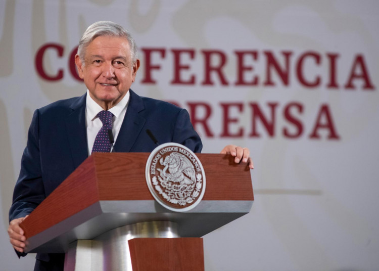 Ofrece disculpas AMLO a médicos del país