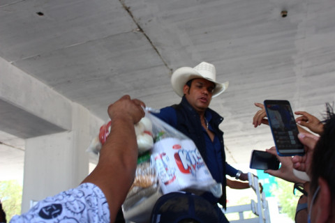 Marco Flores rompe las medidas sanitarias en la entrega de al menos 150 despensas