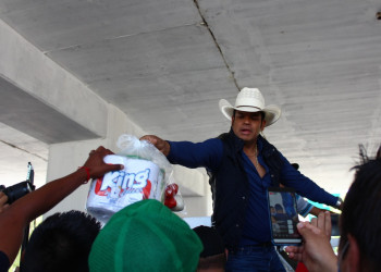 Marco Flores rompe medidas sanitarias al entregar despensas a músicos