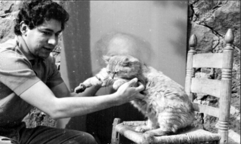 Rafael Coronel con un gato. Foto; Nacho López