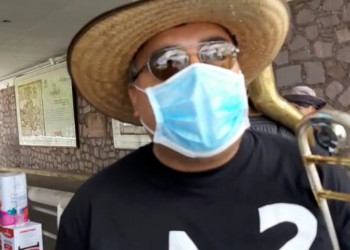 Músicos tocan en las calles, tras 40 días sin trabajo