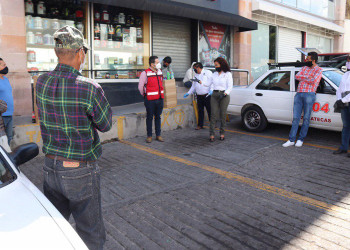 Entregan kits de higiene y sanidad a taxistas en la capital