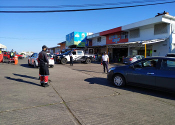 Mantienen medidas sanitarias en la central de abastos