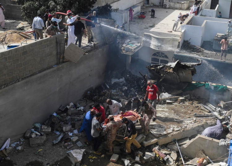 Cae avión con más de 100 pasajeros en Pakistán