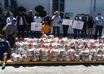 Maestros donan despensas a familias de escasos recursos