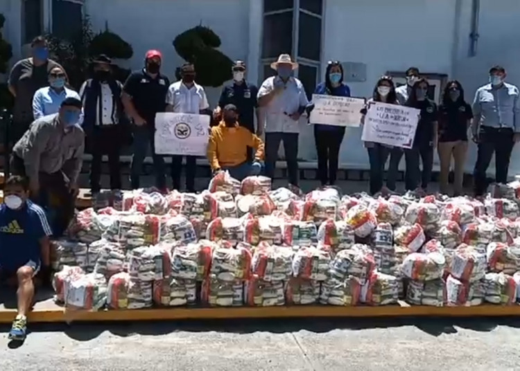 Maestros donan despensas a familias de escasos recursos