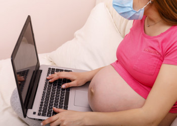 Mujer joven embarazada en tiempos de coronavirus- Freepik