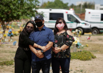 Familiares de Sergio Bretado, un camillero de 51 años del Instituto Mexicano del Seguro Social (IMSS) que murió de COVID-19,en Ciudad Juárez, REUTERS / José Luis González