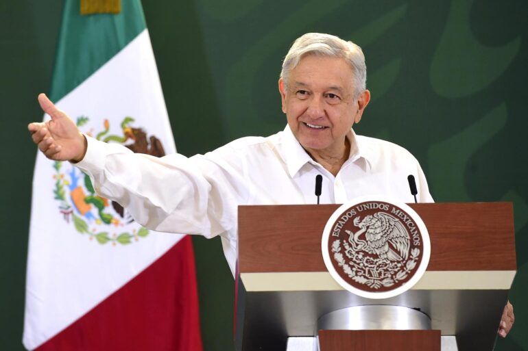 Calderón defiende a Loret de Mola y AMLO le dice hipócrita