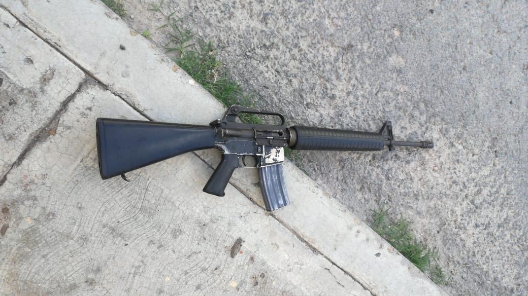 Tras agredir a policías lo detienen por probable homicidio