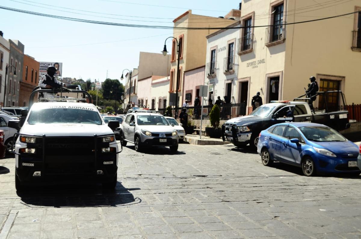 Investigan falsificación de documentos y catean establecimiento capitalino