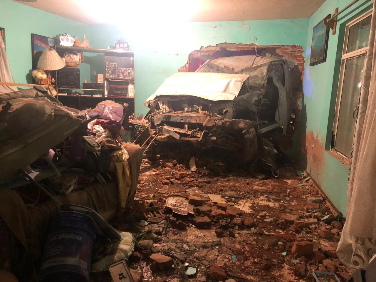 Conductor ebrio causo el derrumbe en casa: FOTOS
