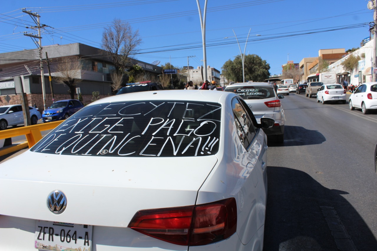 SITCECyYTEZ EMSaD toma bulevar por falta de pago