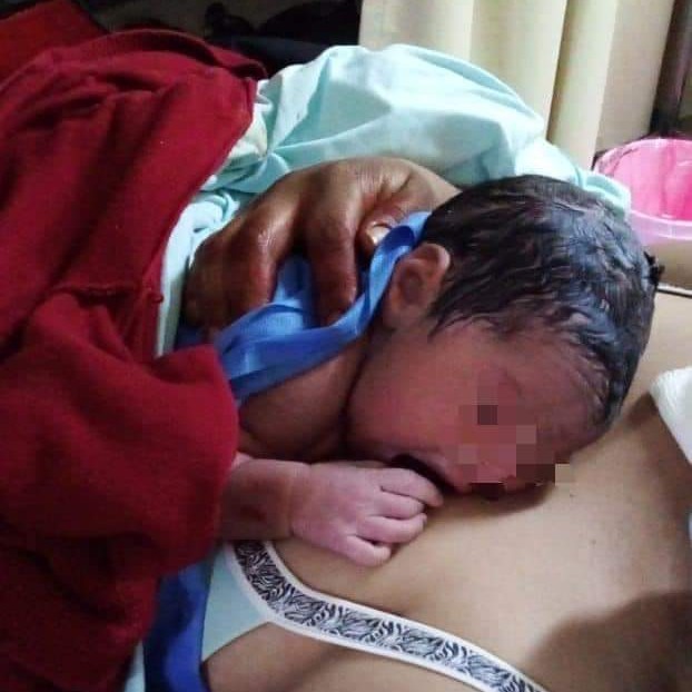 Mujer da a luz en el baño de su trabajo; PC llega a auxiliarla