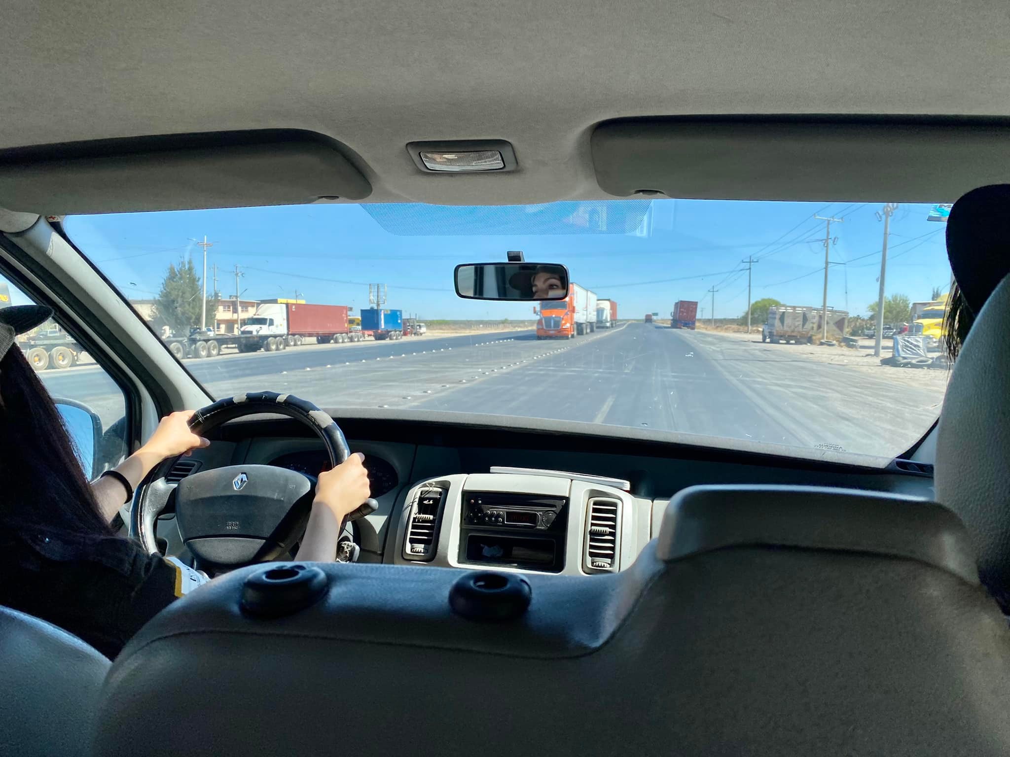 Crimen organizado roba autos a migrantes sobre la carretera federal 54