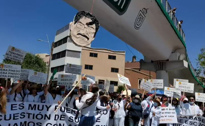 Con megamarcha y quema de piñata exigen la destitución de Uswaldo Pinedo