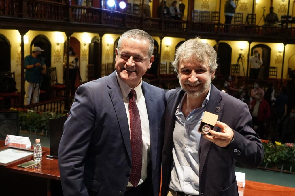 Fernando Fernández recibe Premio Iberoamericano de Poesía Ramón López Velarde