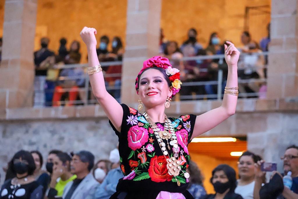 Luce La Guelaguetza en el Ágora González Echeverría