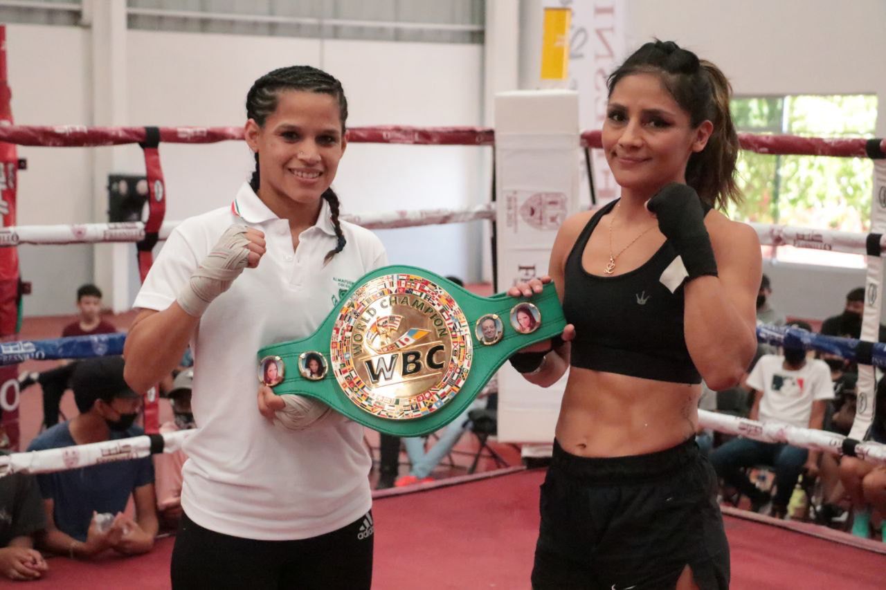 Las boxeadoras “La Pequeña Lulú” y “Polvorita” Gómez, entrenan en público en Fresnillo