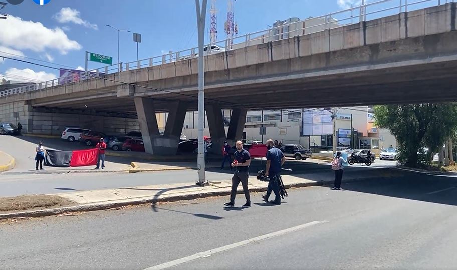 Toman docentes el bulevar metropolitano por falta de pago
