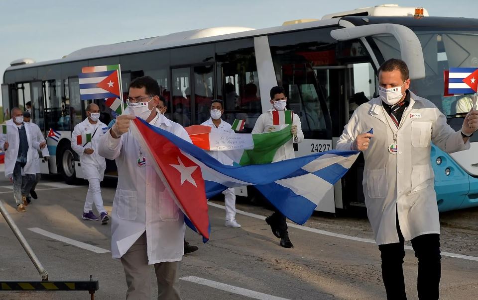 Médicos cubanos. Foto de Archivo / EFE