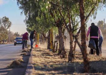 Alcalde Saúl Monreal y funcionarios municipales, realizan labor de limpia