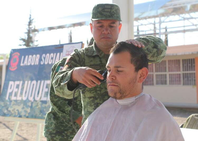 Militares cortan cabello, dan consulta y hacen labor social en Fresnillo