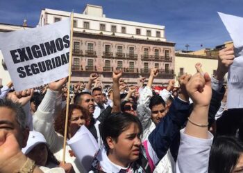 Marchan miles de universitarios por la paz; reclaman seguridad