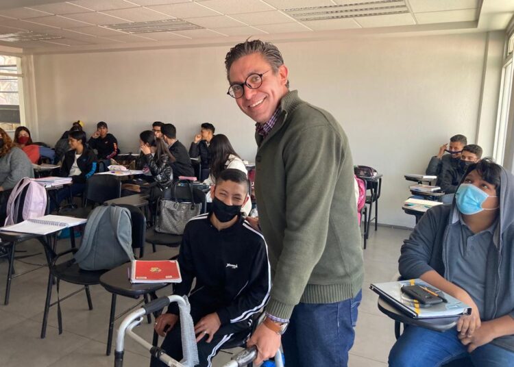 “Hay vida en mis sueños” entrega andadera a estudiante de la UAZ