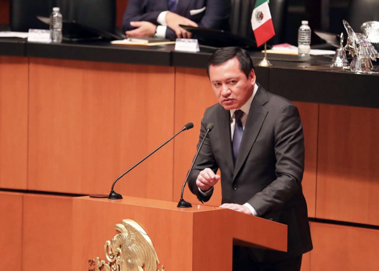 Osorio Chong deja bancada del PRI en el Senado, pero no el partido