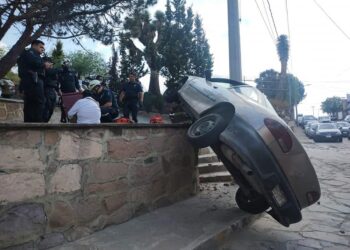 Vuelca su auto y resulta lesionado en Lomas de la Soledad