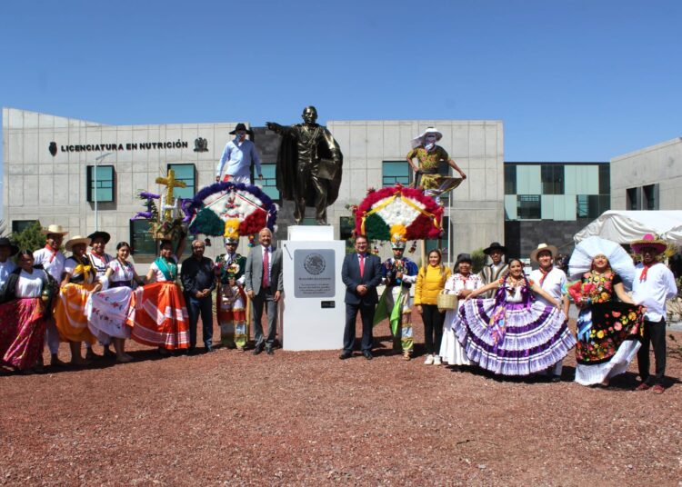 Develan estatua de Benito Juárez en Campus UAZ Siglo XXI
