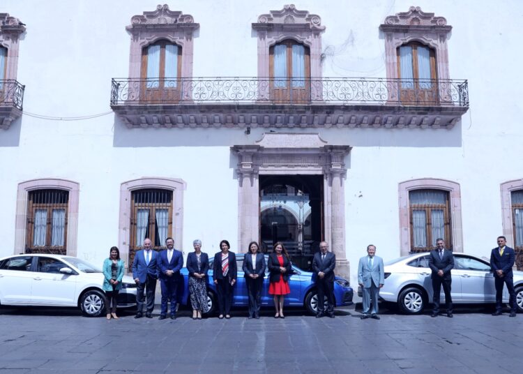 Entregan vehículos a notificadores y actuarios de 5 distritos judiciales