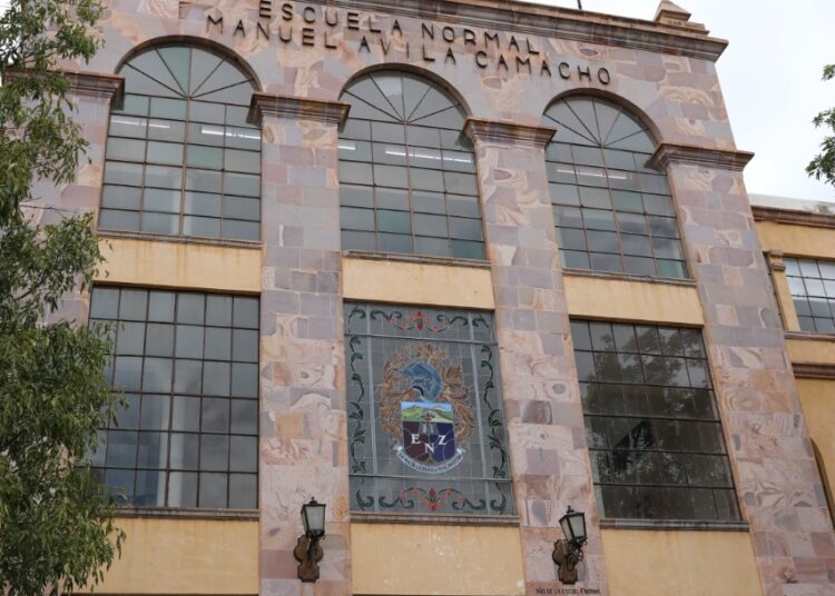 Muestran desacuerdo por destitución de subdirector de La Normal Ávila Camacho