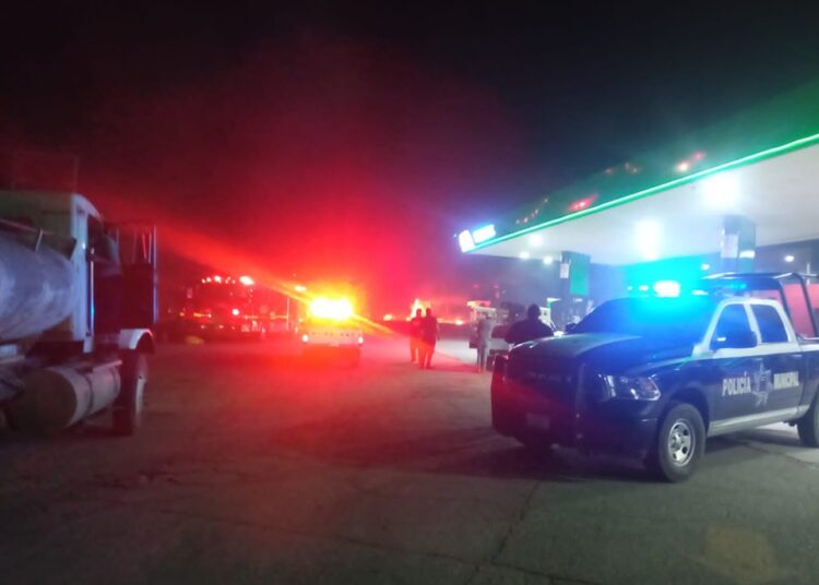 Mueren dos personas en incendio en gasolinera de Juan Aldama