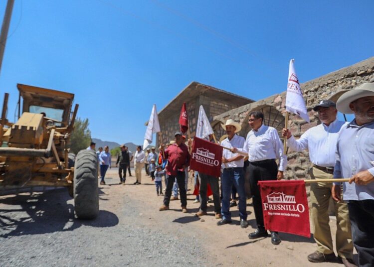 Realizan trabajos de revestimiento en la calle principal de la comunidad San José del Alamito