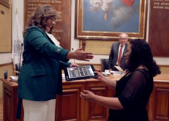 Reciben reconocimiento dos funcionarias por su trabajo en el Tribunal de Justicia