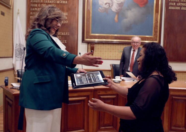 Reciben reconocimiento dos funcionarias por su trabajo en el Tribunal de Justicia