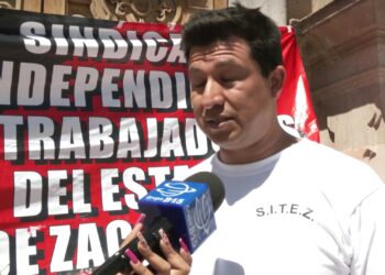 Exigen trabajadores de gobierno aumento salarial a los diputados