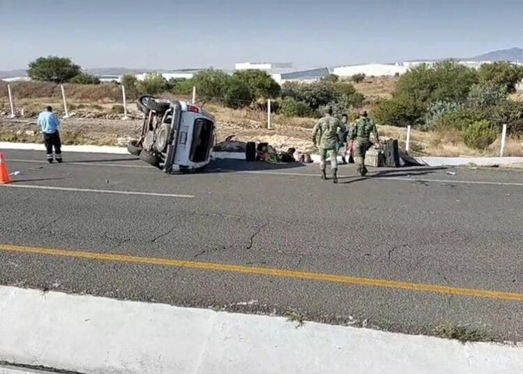 Vuelca camioneta en carretera Fresnillo; hay seis lesionados