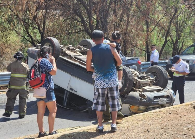 Familia vuelca camioneta en carretera de Zacatecas; hay dos lesionados