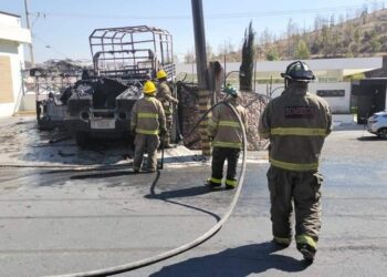 Se consume en llamas camión turístico en Zacatecas