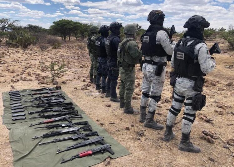 Detienen a 7 con 25 armas largas y cuatro aditamentos lanzagranadas