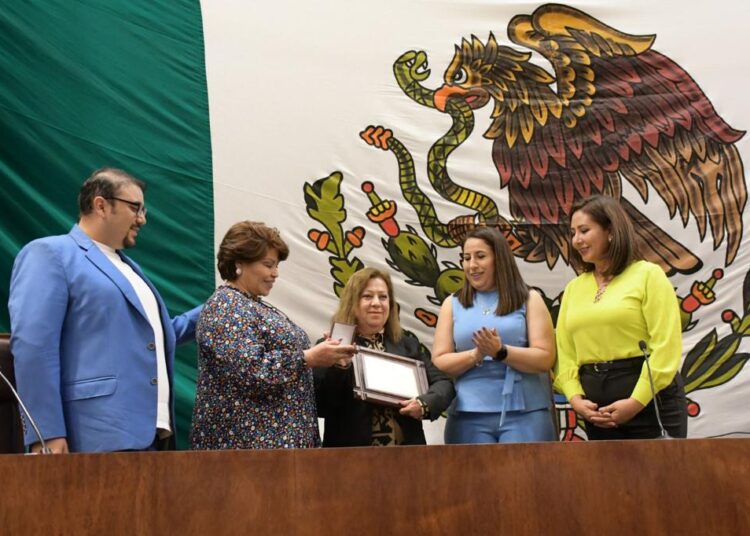 Congreso galardona a la Dra. Dora Alejandra Gijón Orozco con el reconocimiento “María Rodríguez Murillo”