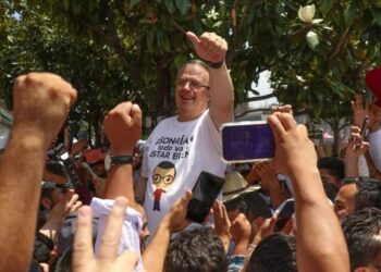 Ebrard propone crear Secretaría de la 4T y que hijo de AMLO quede a cargo