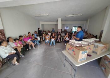 Alfredo Femat continúa entrega de huevo en colonias de Zacatecas